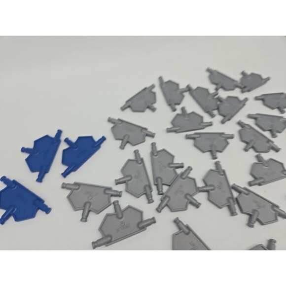 29 K'NEX Small Silver Gray & Blue Triangle Panels Plates 2.25" Replacement Parts - Picture 4 of 7
